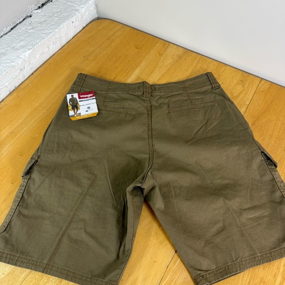 Men's Wrangler Relaxed Fit 32 Cargo Shorts Olive Green - Picture 2 of 6